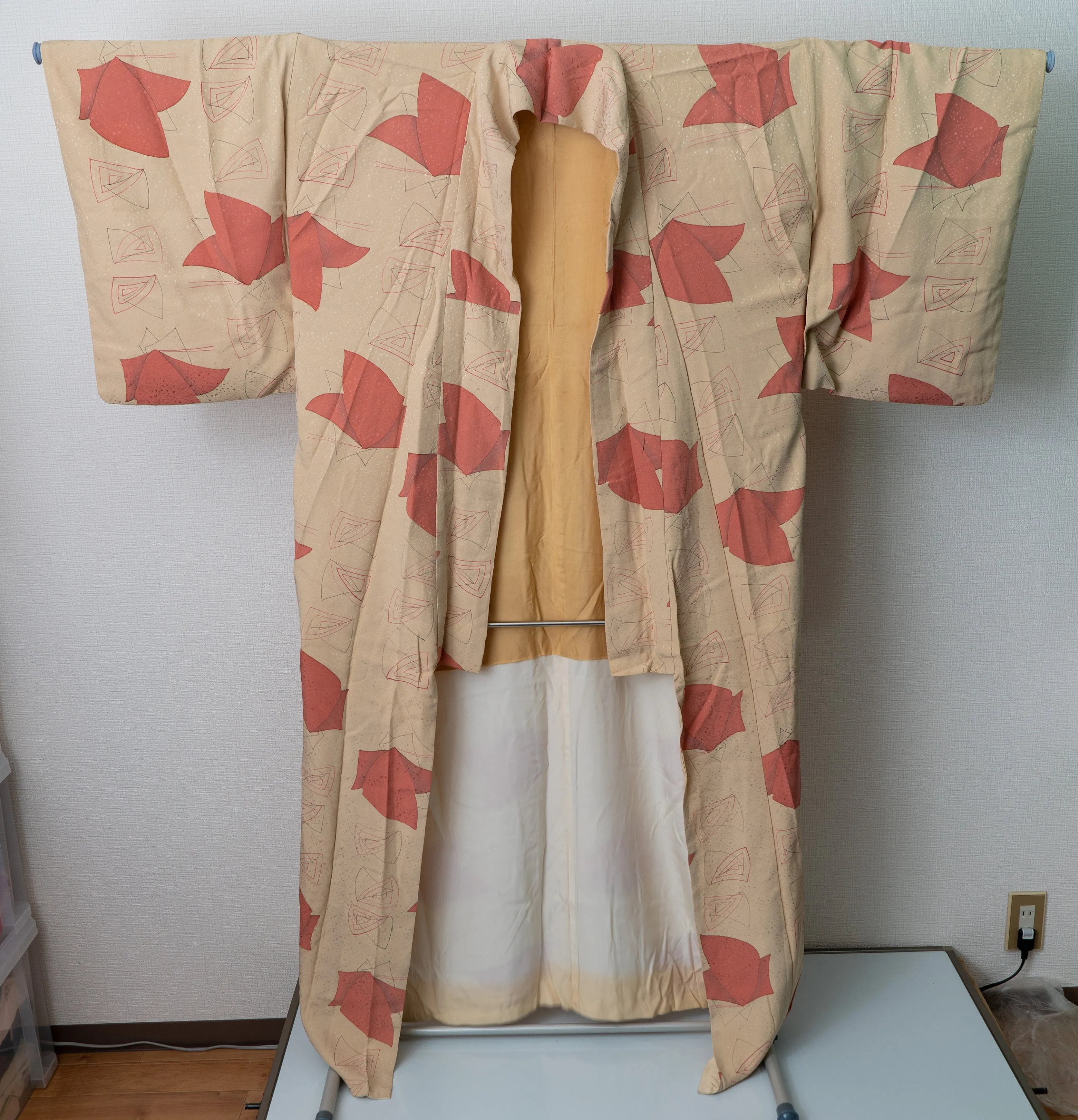 Abstract Art 1980s Vintage Kimono - Beige & Red Silk Japanese Traditional Clothes