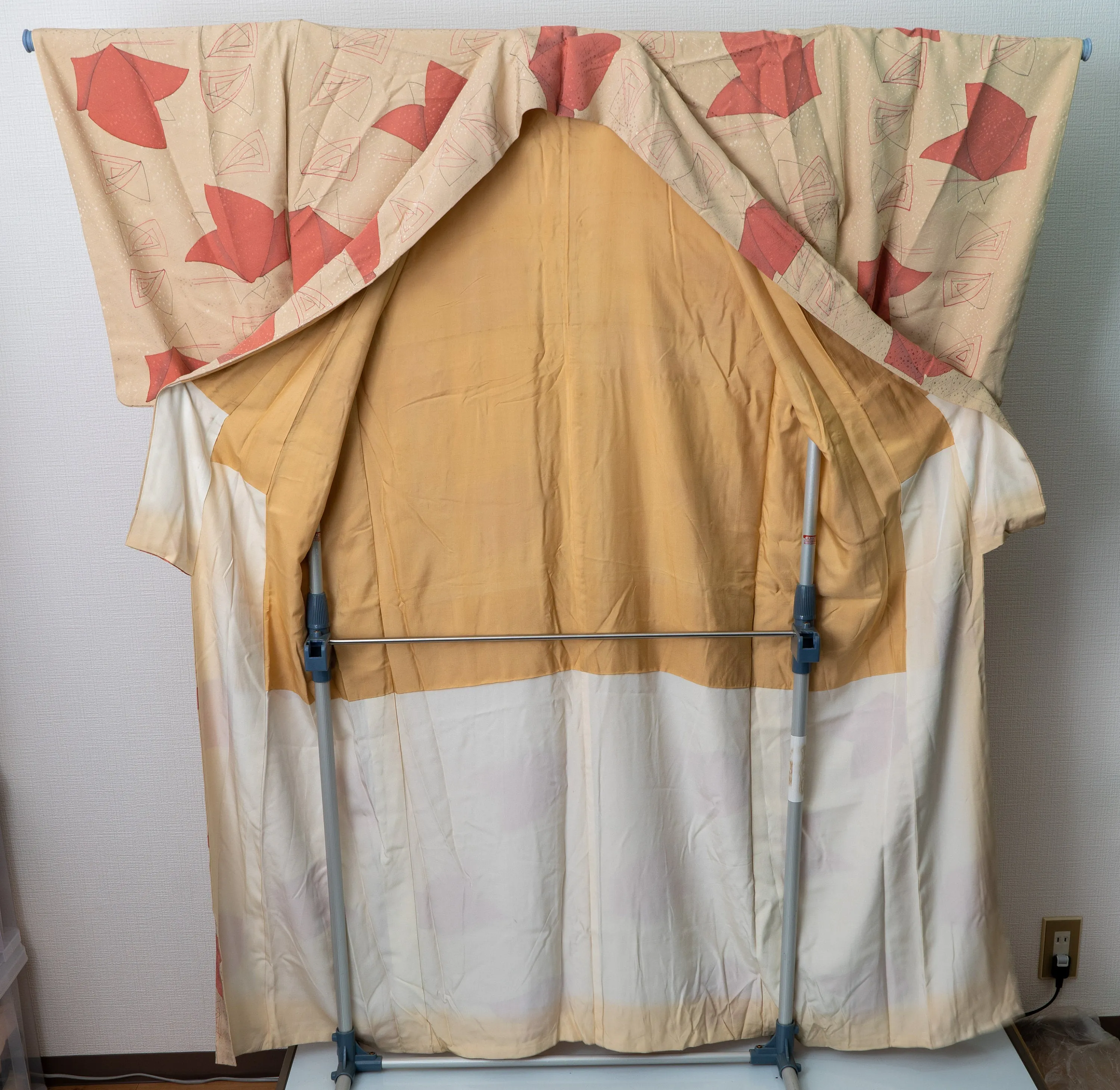 Abstract Art 1980s Vintage Kimono - Beige & Red Silk Japanese Traditional Clothes