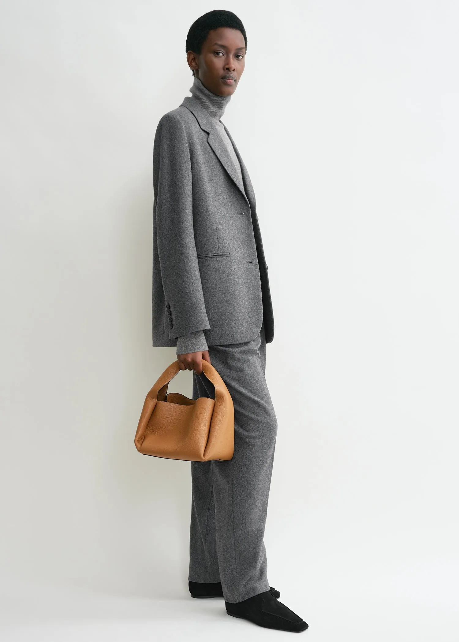 Grained-leather bucket bag tan